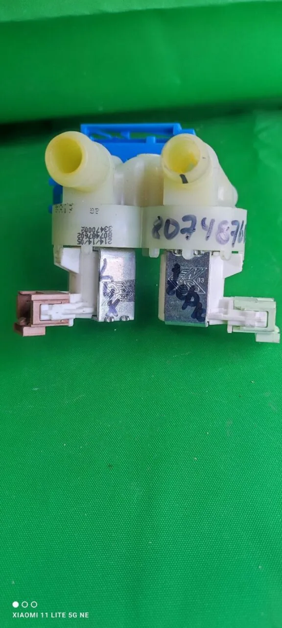 Клапан двойной Electrolux 807487602 с герконом микрофиш.