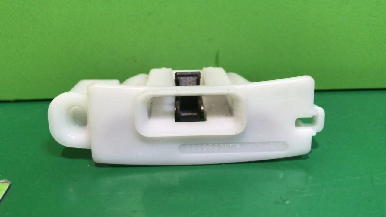 Замок люка сушильной машины BOSCH, SIEMENS, NEFF 9000685883 623797