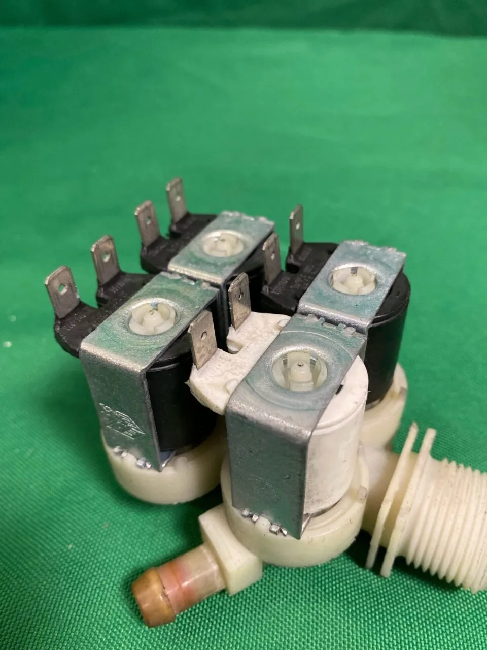 Клапан четверной Brandt 33890021 контакты