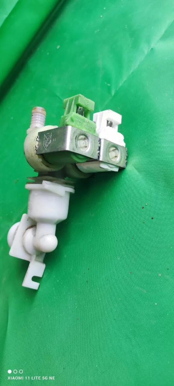 Клапан двойной Electrolux 349257 с переходником фишка