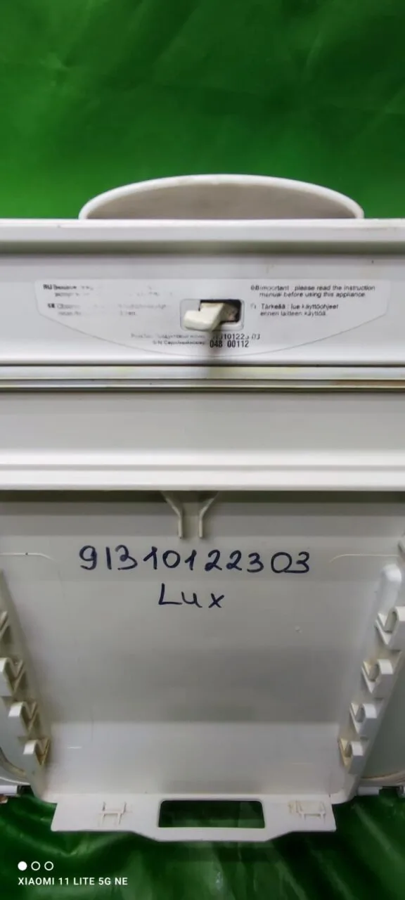 Крышка люка Electrolux 91310122303 стиральной машины с вертикальной загрузкой