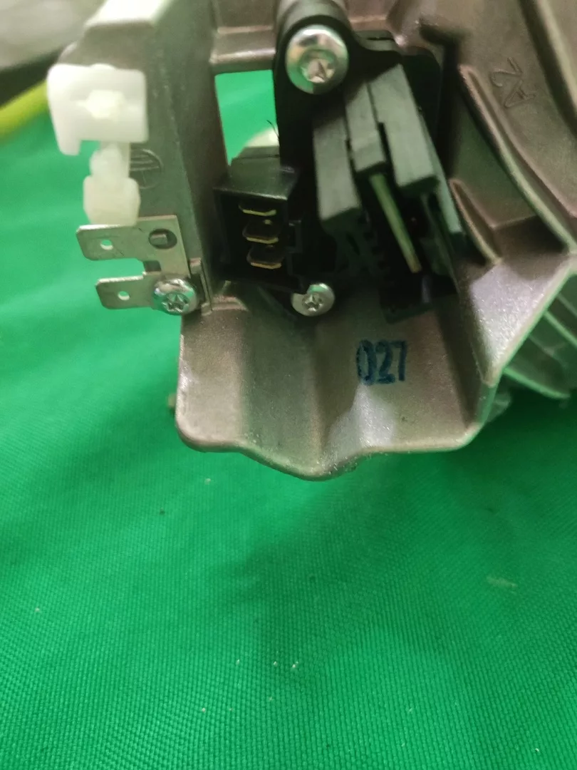 Двигатель Bosch FHP Motors 9000746598 -3 контакта инвертор