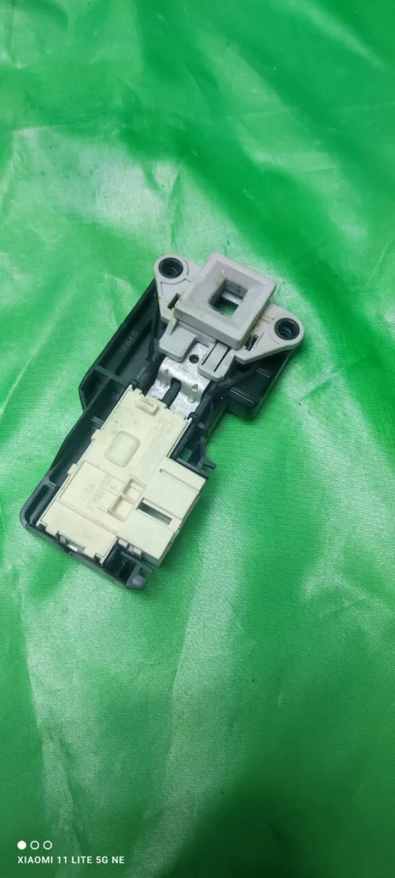 Замок люка (УБЛ) Electrolux 132620801