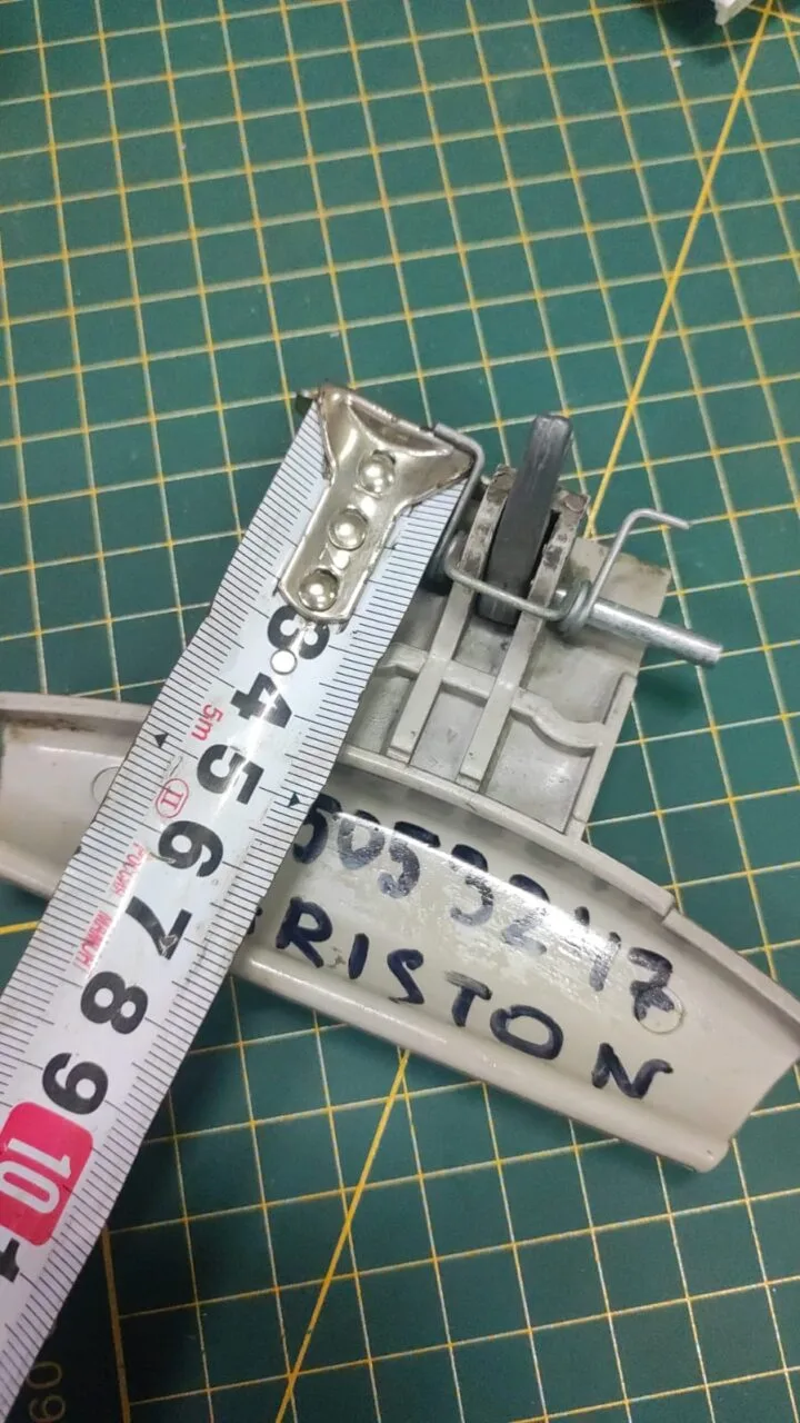 Ручка люка Ariston 3105053247 серебро