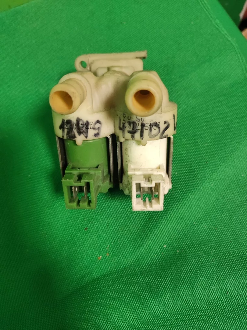 Клапан двойной Electrolux 124947102 фишка