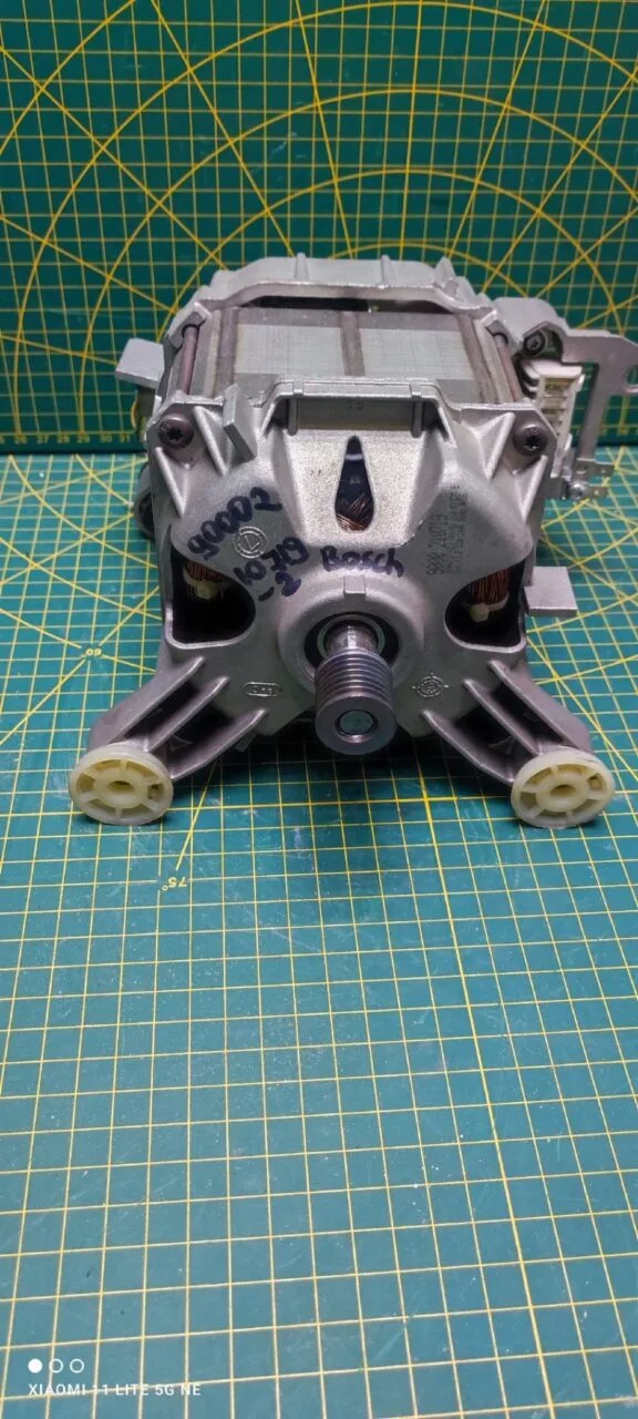 Двигатель Bosch 9000831384 с 3d датчиком 7 контактов