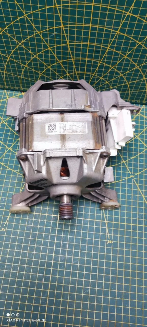 Двигатель Bosch 9000831384 с 3d датчиком 7 контактов
