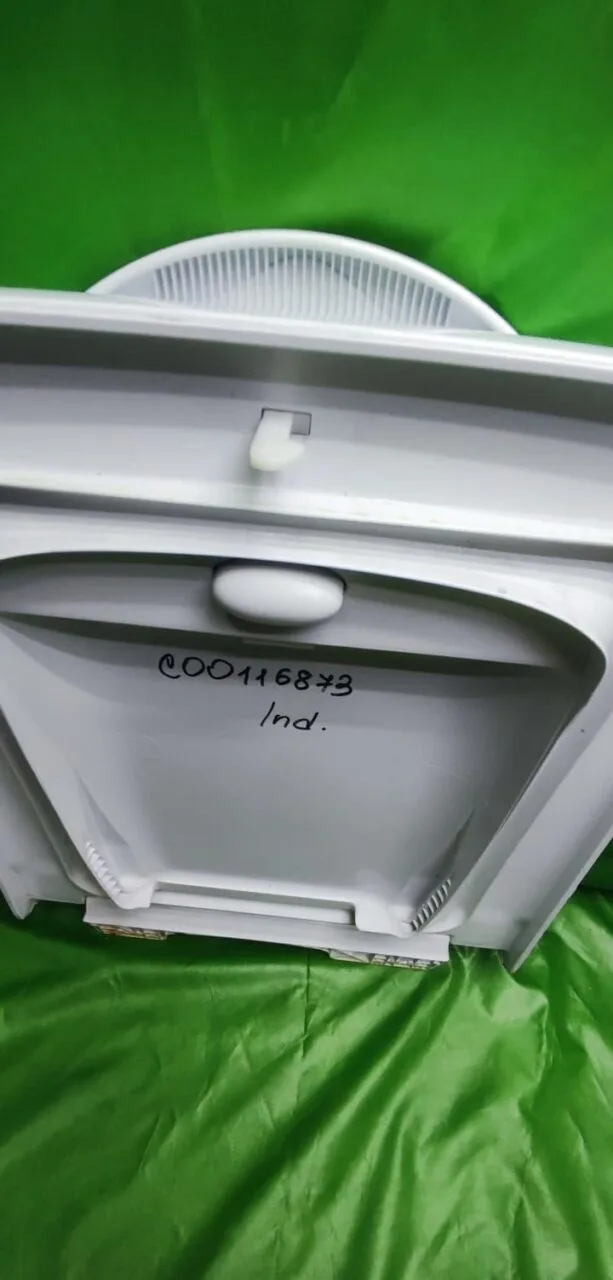 Крышка люка Indesit C00116873 с дефектом стиральной машины с вертикальной загрузкой