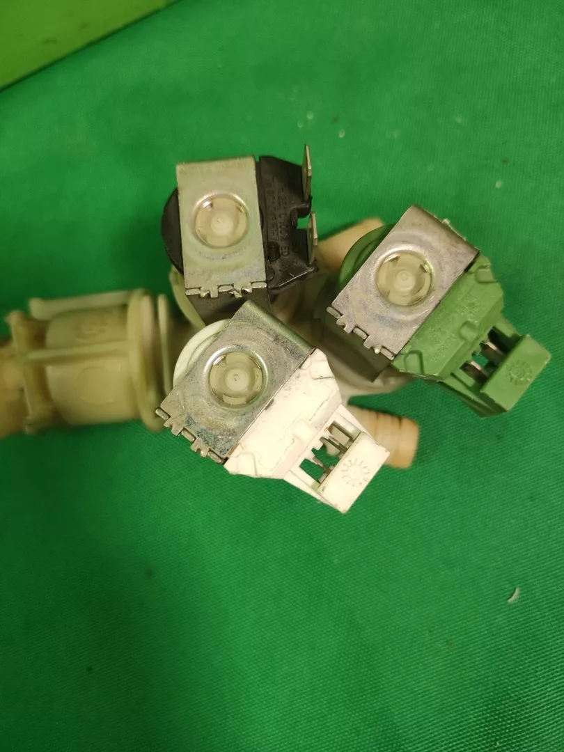 Клапан тройной Electrolux 124947214 с переходн. конт. фишка