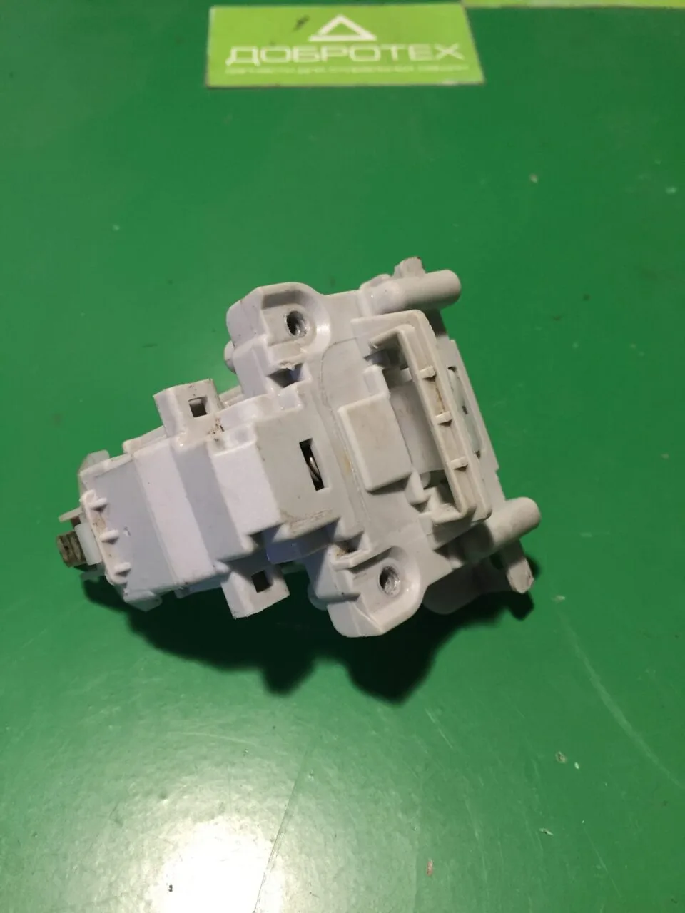 Замок дверцы Indesit Ariston C00087440 для ПММ