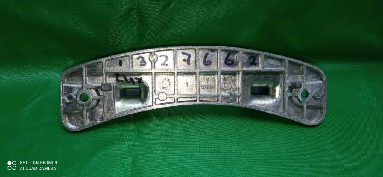 Петля люка Electrolux 1327662 +2 втулки