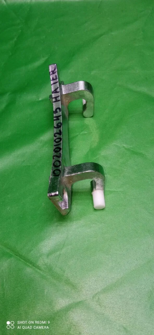 Петля люка Haier 0020102643 +2 втулки