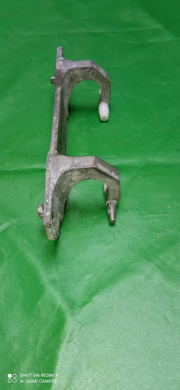 Петля люка Beko 284135 R1 284872 +2 втулки