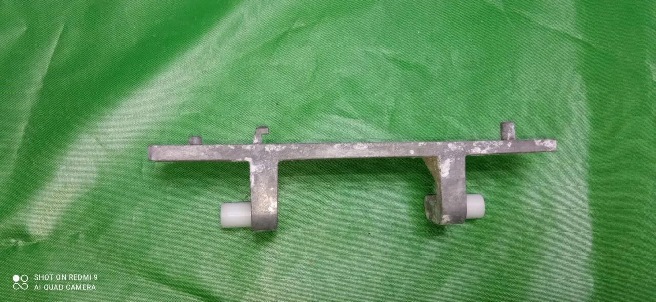 Петля люка Bosch 9000317394,9000545794 9000331928 +2 втулки