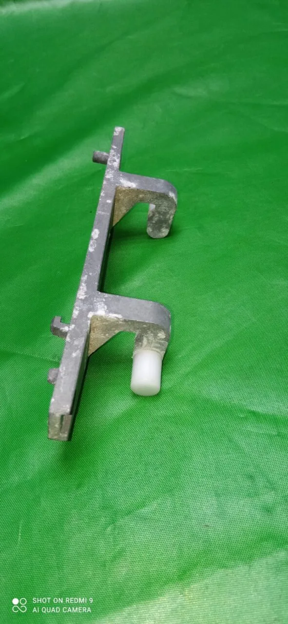 Петля люка Bosch 9000317394,9000545794 9000331928 +2 втулки