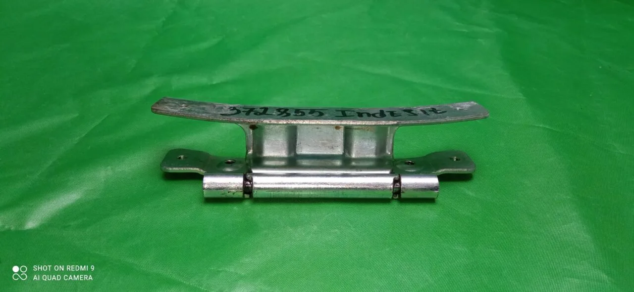 Петля люка Indesit C002855559 C00285560