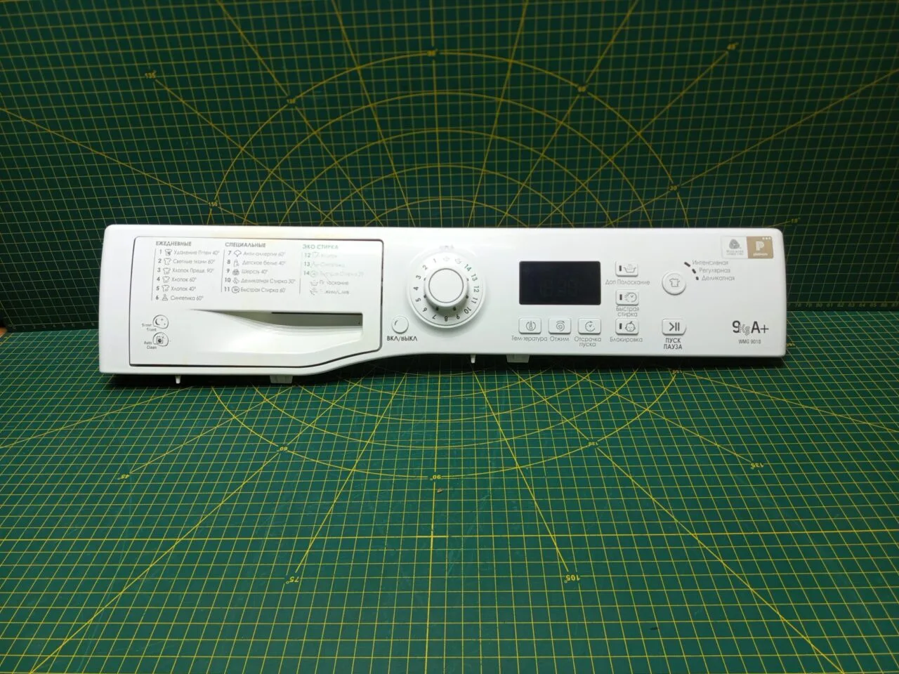 Панель управления Ariston WMG9018 с дефектом пластика