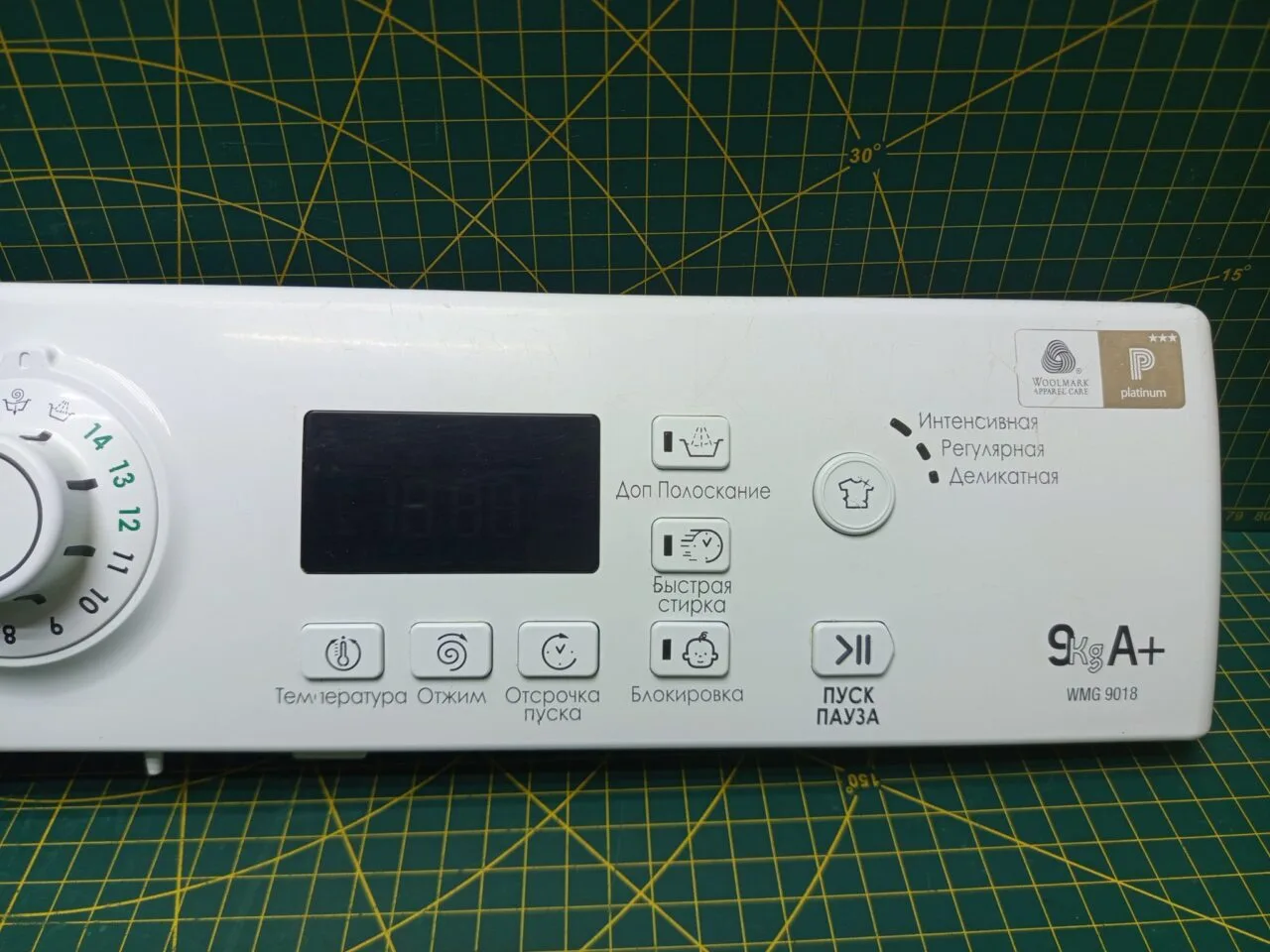 Панель управления Ariston WMG9018 с дефектом пластика