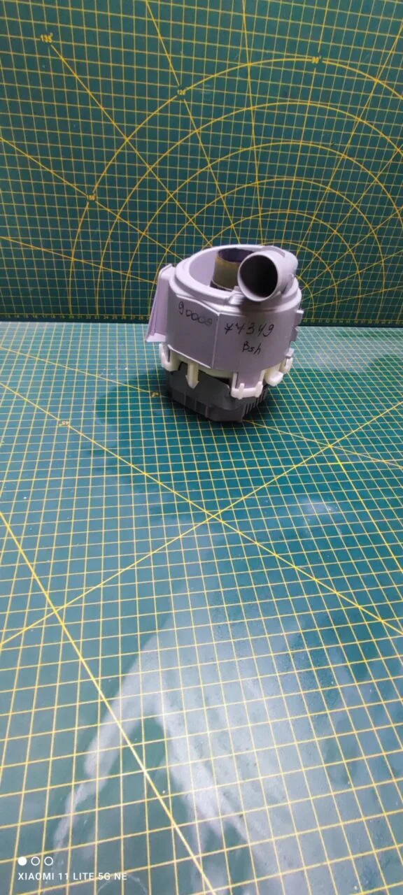 Рециркуляционный насос Bosch 9000877349 больш.