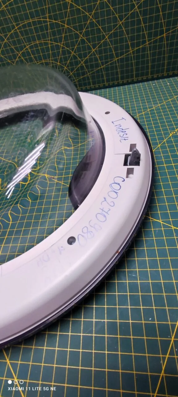 Люк Indesit C00270980 сред.черный