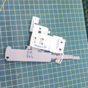 Замок люка(убл) Bosch 9001063280 для пмм Замок люка(убл) Bosch 9001063280 для пмм