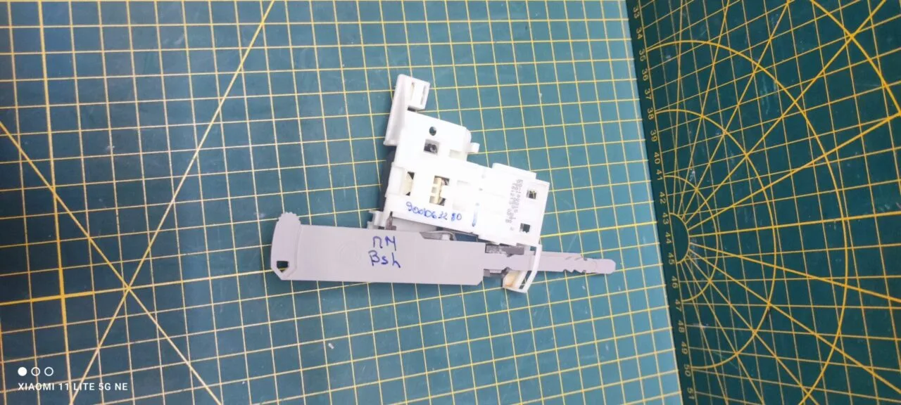 Замок люка(убл) Bosch 9001063280 для пмм