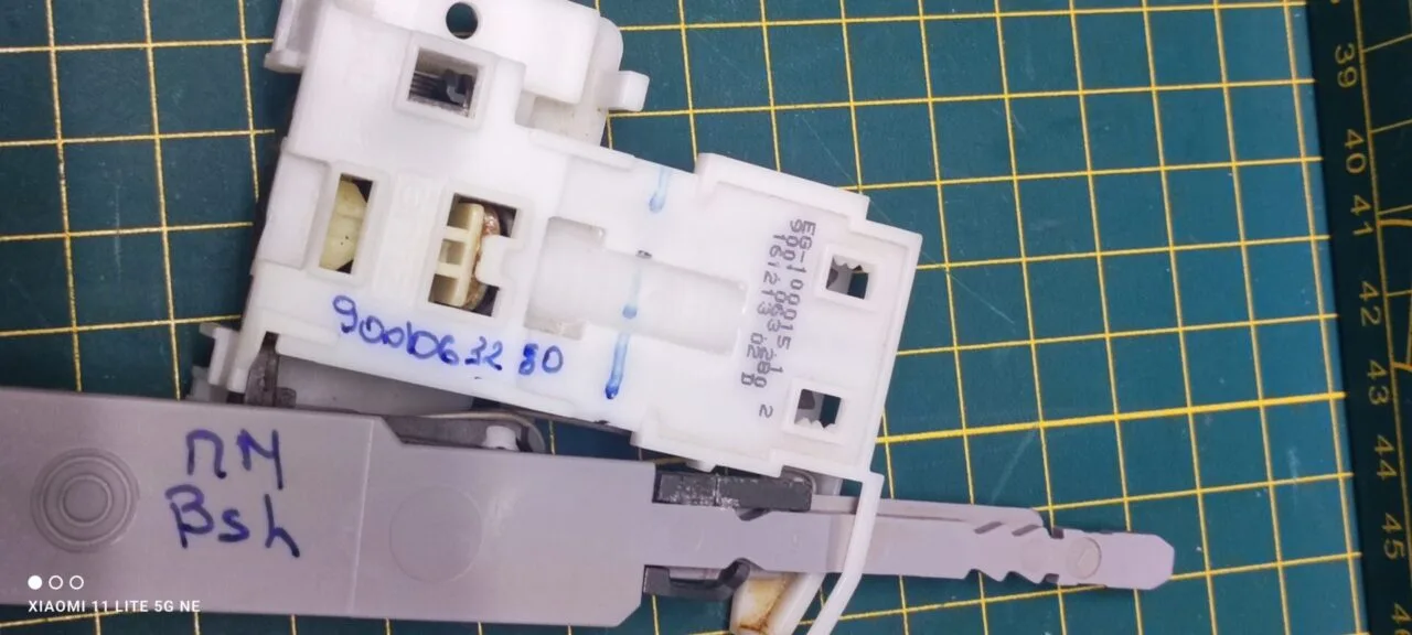 Замок люка(убл) Bosch 9001063280 для пмм