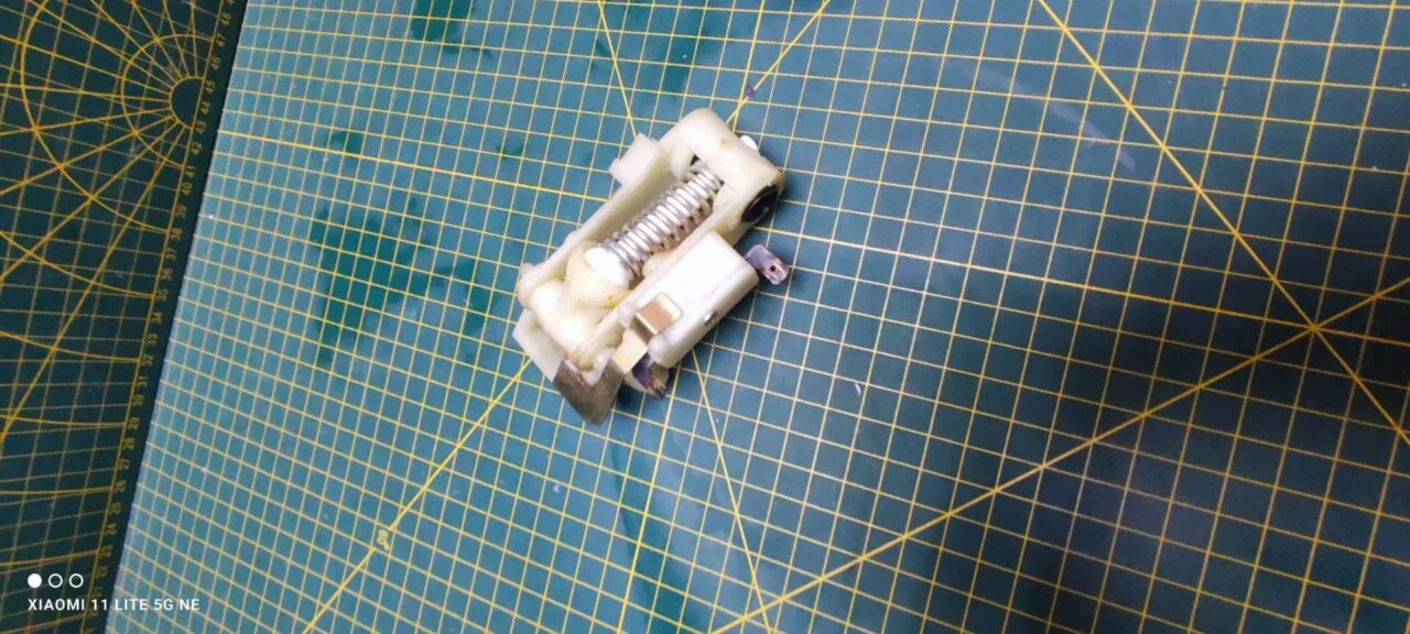 Замок люка(убл) Ariston Whirlpool 481010792430 C00032307 для пмм