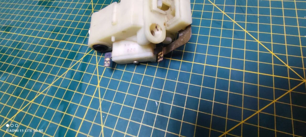 Замок люка(убл) Ariston Whirlpool 481010792430 C00032307 для пмм