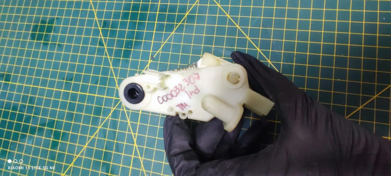 Замок люка(убл) Ariston Whirlpool 481010792430 C00032307 для пмм
