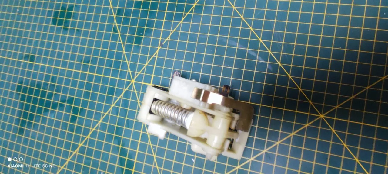 Замок люка(убл) Ariston Whirlpool 481010792430 C00032307 для пмм
