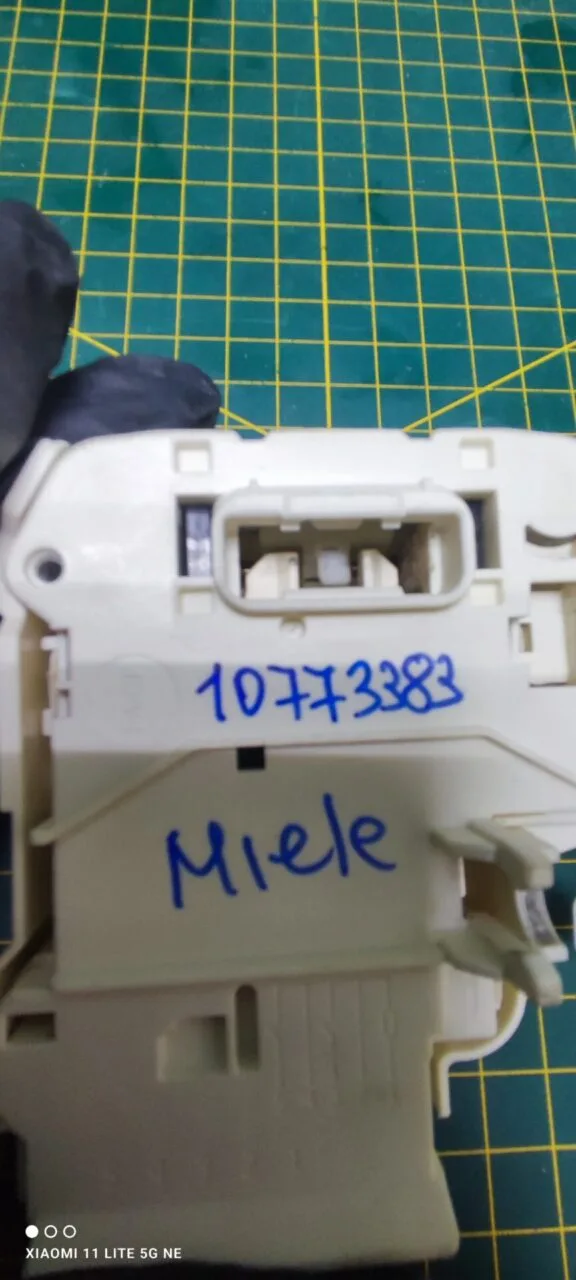 Замок люка (убл) Miele 10773383 для стиральной машины