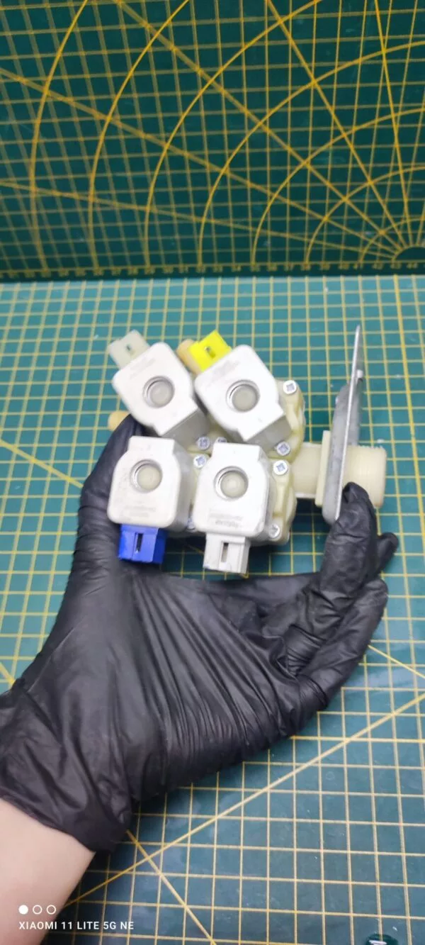 Четверной клапан Bosch 3037099aa0 фишка