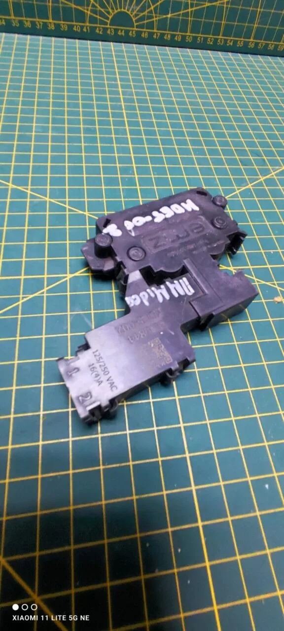 Замок люка (УБЛ) Midea MDE5-002 для пмм