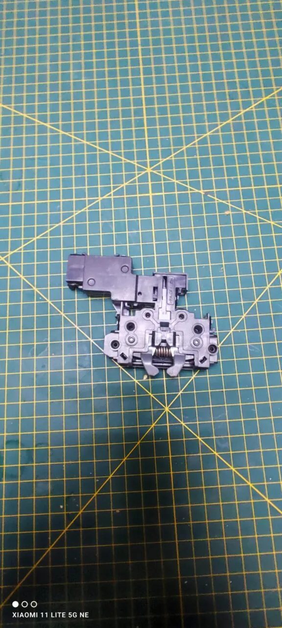 Замок люка (УБЛ) Midea MDE5-002 для пмм