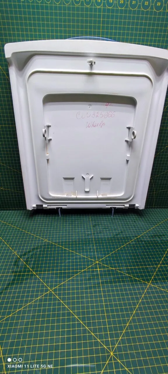 Крышка люка Whirlpool C006325666 с дефектом