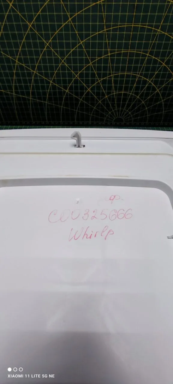 Крышка люка Whirlpool C006325666 с дефектом