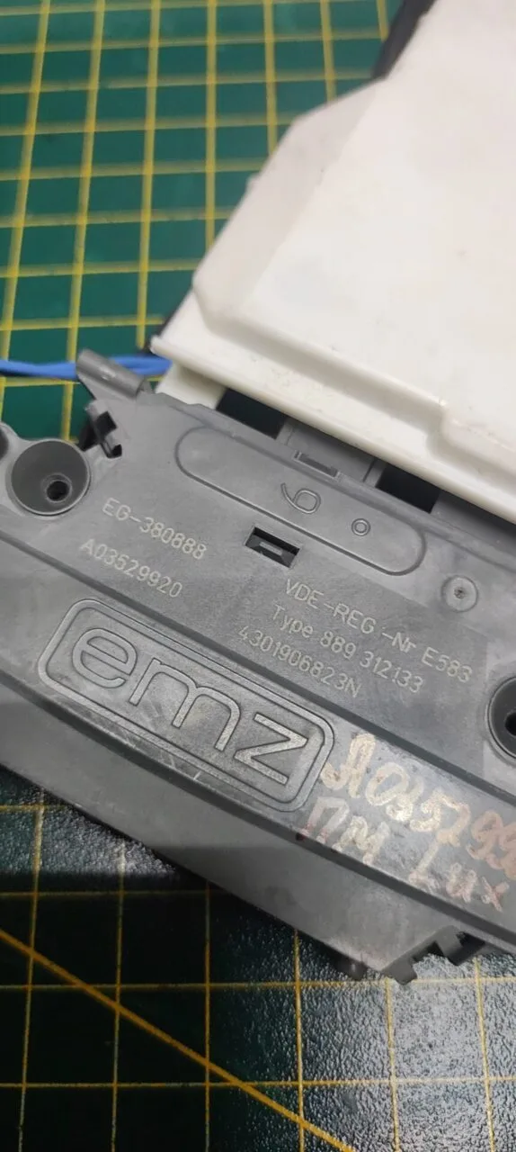 Замок люка (убл) Electrolux A03529920 для пмм