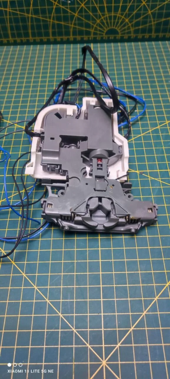 Замок люка (убл) Electrolux A03529916 для пмм