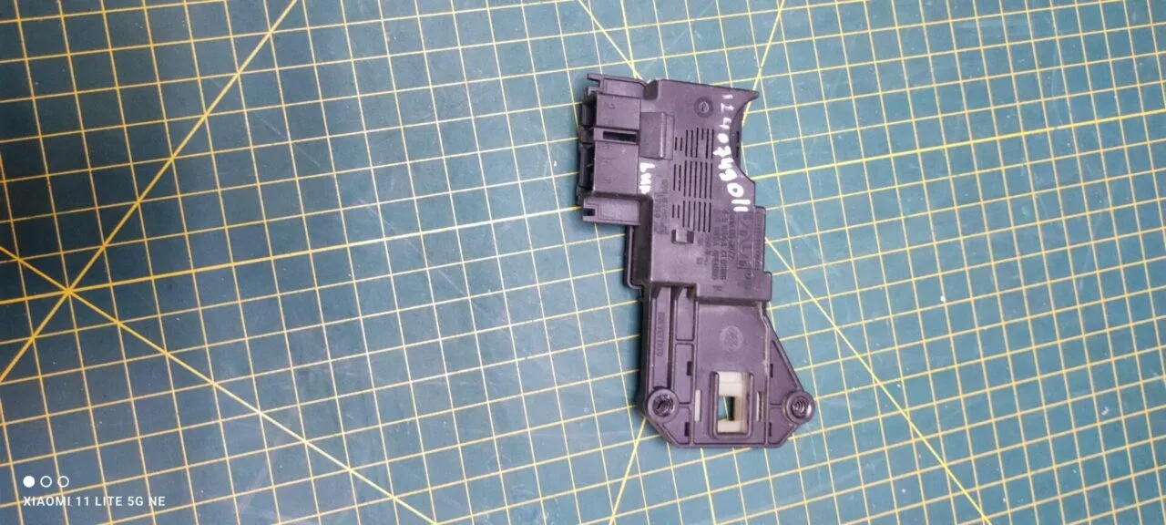 Замок люка (убл) Electrolux 12407490/1