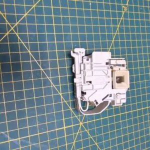Замок люка (убл) Bosch 8001153943 Замок люка (убл) Bosch 8001153943