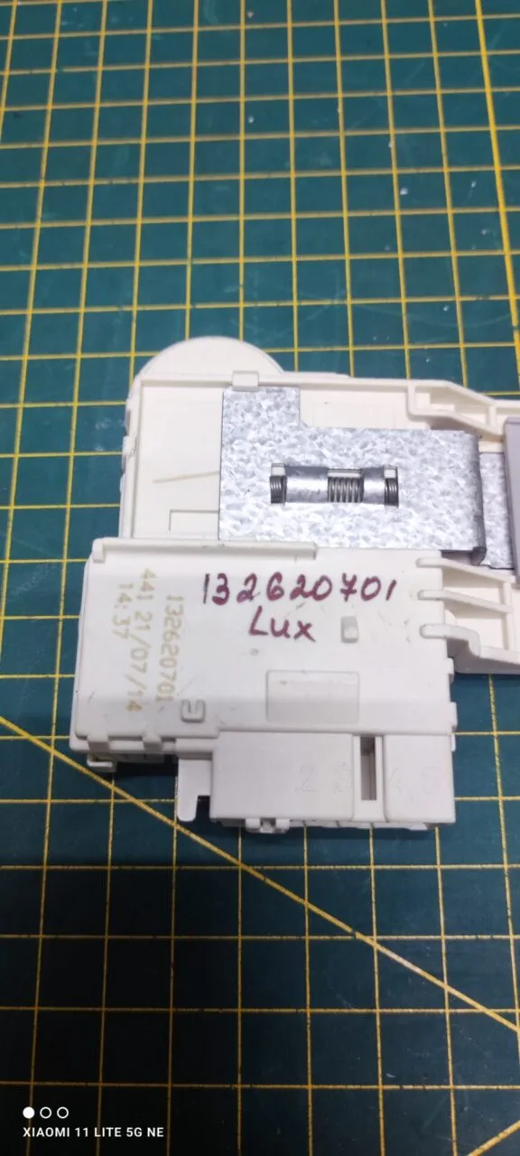 Замок люка (убл) Electrolux 132620701