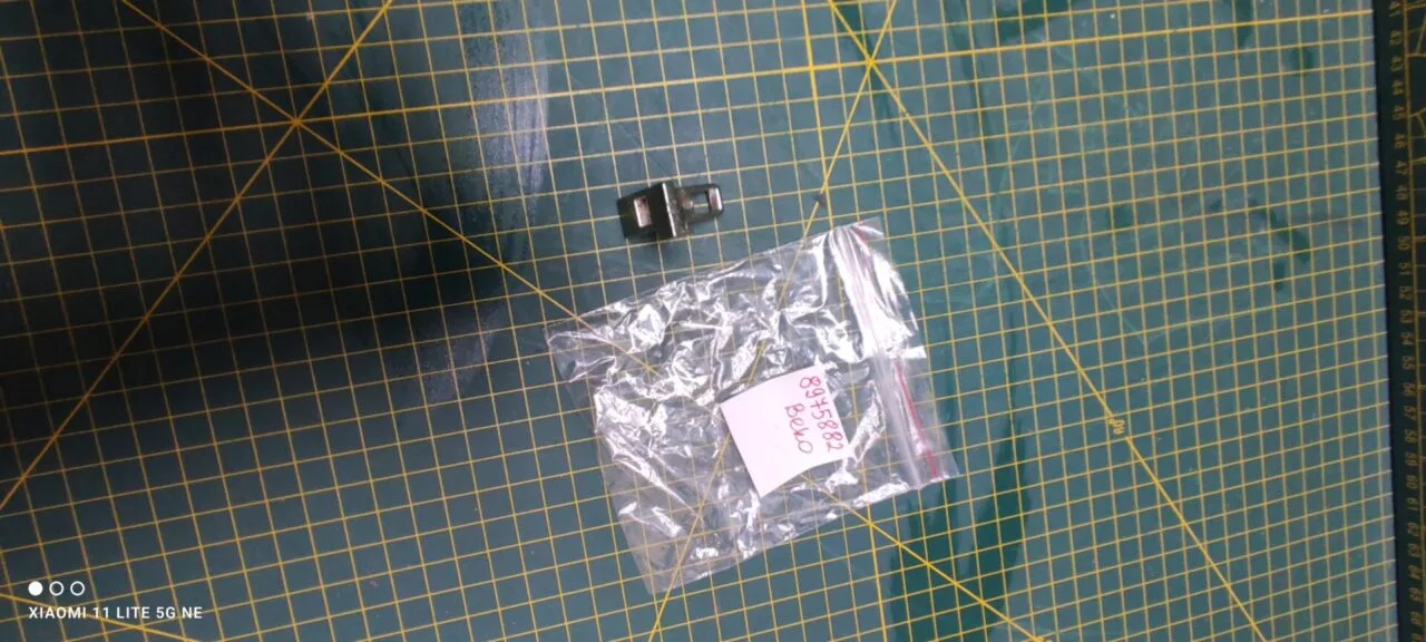 Петля люка Beko 8975882