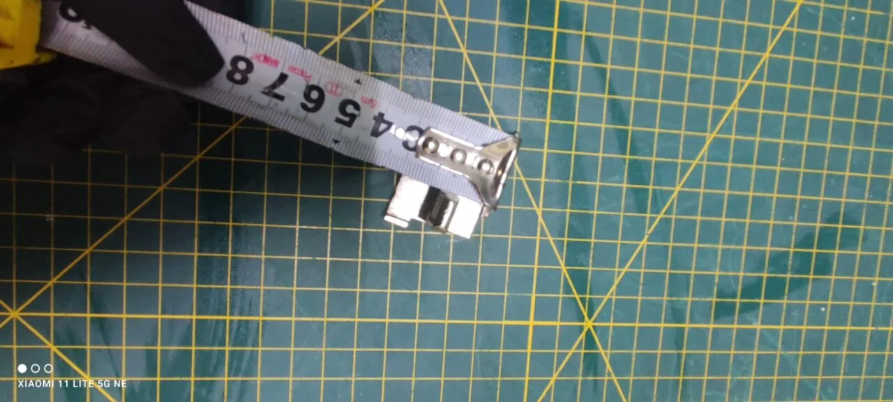 Петля люка Beko 8975882