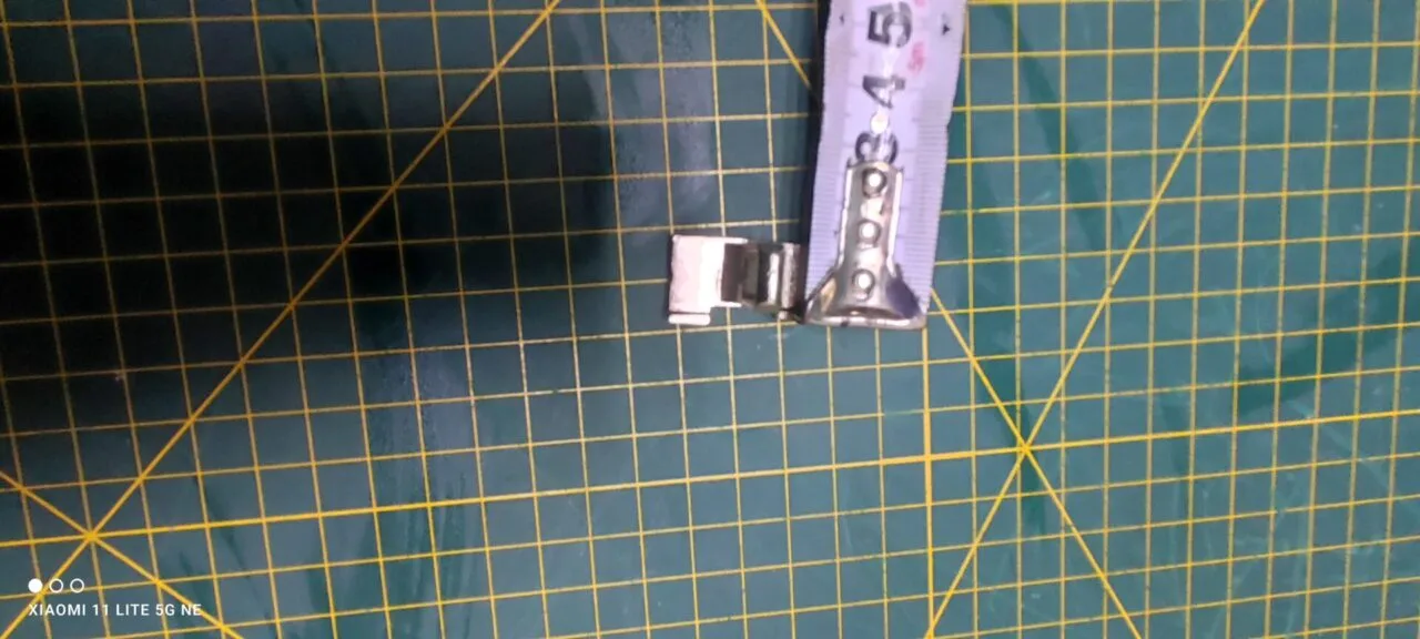 Петля люка Beko 8975882