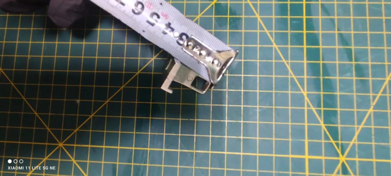 Петля люка Beko 8975882