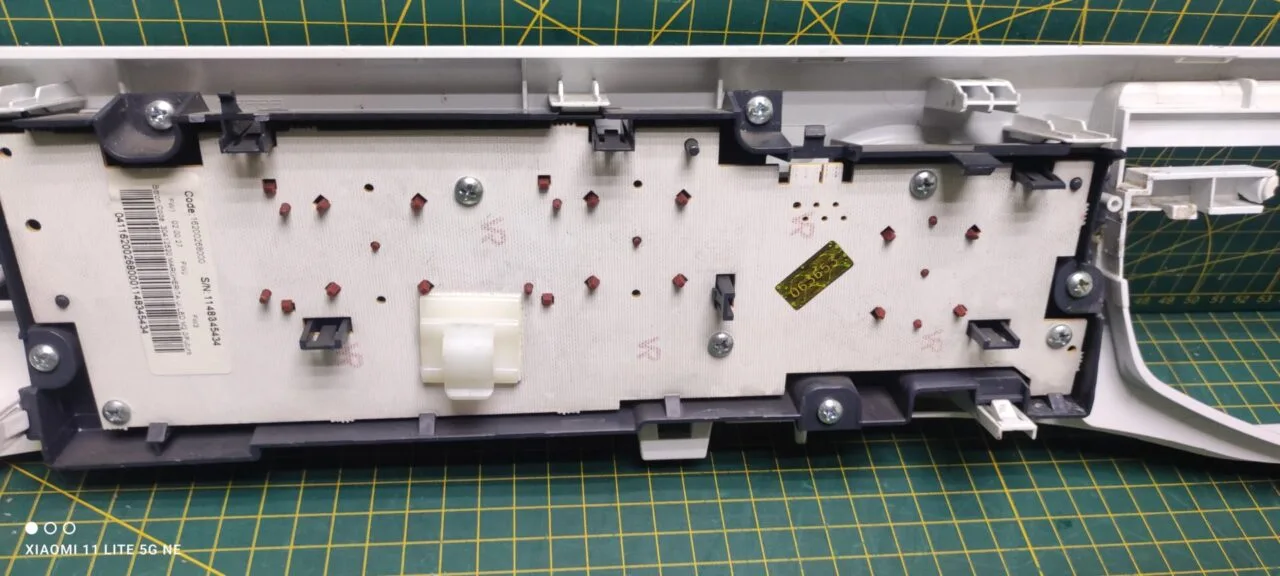 Панель Ariston WML7080 с дефектом