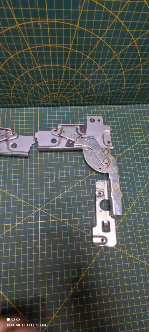 Петли двери Electrolux 50277764002 пара для пмм