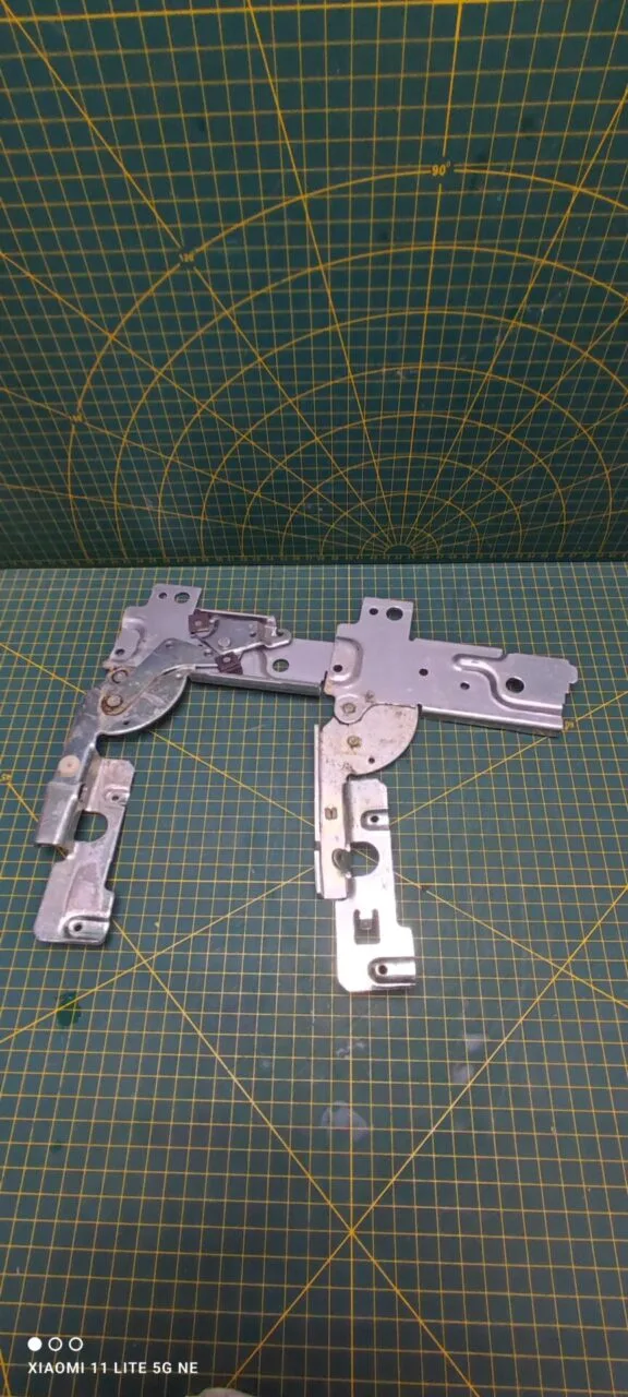 Петли двери Electrolux 50277764002 пара для пмм