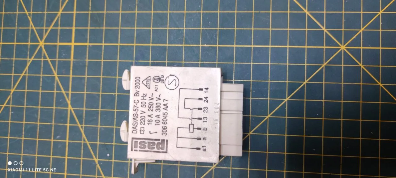 Реле Siemens 3066045AA7 с дефектом